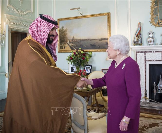 Trong ảnh: Nữ hoàng Anh Elizabeth II (phải) trong cuộc gặp Thái tử Saudi Arabia Mohammed bin Salman tại Cung điện Buckingham, London, ngày 7/3/2018. Ảnh: AFP/TTXVN