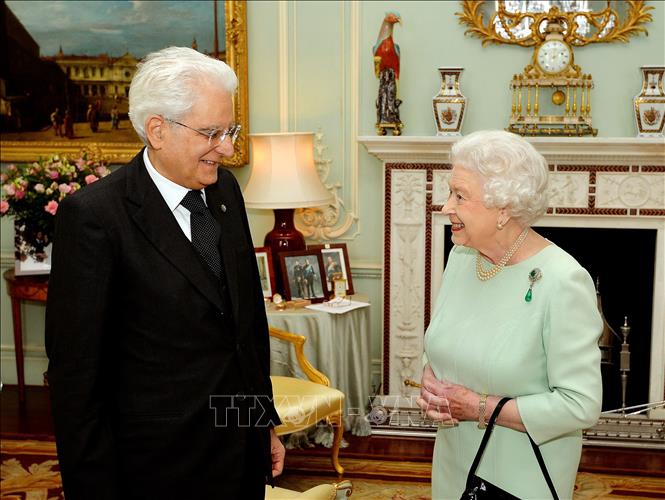 Trong ảnh: Nữ hoàng Anh Elizabeth II (phải) trong cuộc gặp Tổng thống Italy Sergio Mattarella  tại Cung điện Buckingham, London, ngày 28/5/2015. Ảnh: AFP/TTXVN