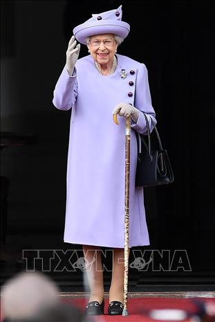 Trong ảnh: Nữ hoàng Anh Elizabeth II chứng kiến lễ diễu binh của lực lượng Hoàng gia Anh tại Edinburgh, Scotland, ngày 28/6/2022. Ảnh: AFP/TTXVN