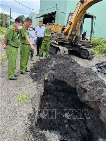 Trong ảnh: Số chất thải được phát hiện chôn lấp trái phép trong khuôn viên nhà máy xử lý chất thải nguy hại của Công ty. Ảnh: TTXVN phát