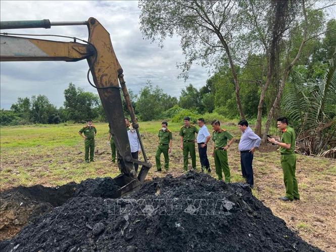 Trong ảnh: Số chất thải được phát hiện chôn lấp trái phép trong khuôn viên nhà máy xử lý chất thải nguy hại của Công ty. Ảnh: TTXVN phát