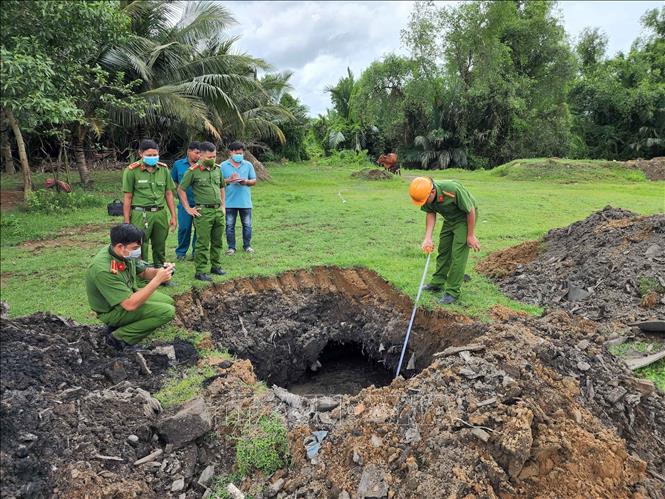 Trong ảnh: Số chất thải được phát hiện chôn lấp trái phép trong khuôn viên nhà máy xử lý chất thải nguy hại của Công ty. Ảnh: TTXVN phát