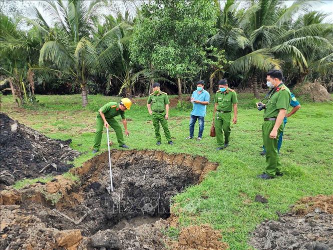 Trong ảnh: Số chất thải được phát hiện chôn lấp trái phép trong khuôn viên nhà máy xử lý chất thải nguy hại của Công ty. Ảnh: TTXVN phát