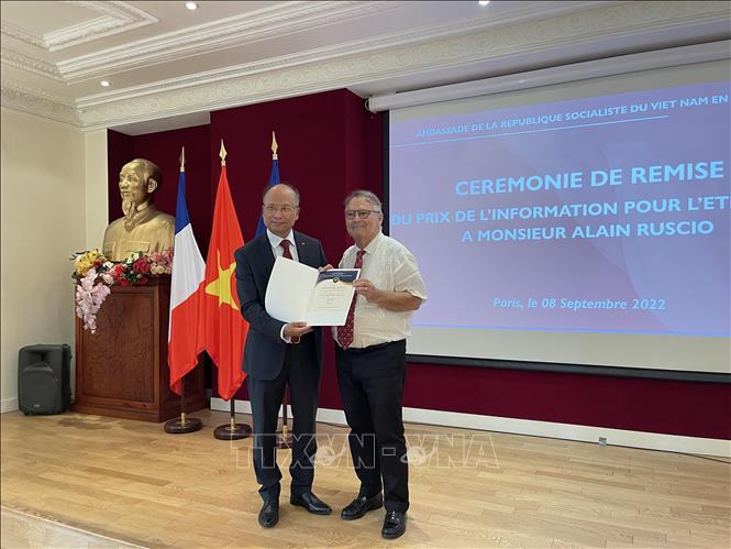 Vietnamese Ambassador to France Dinh Toan Thang hands over the consolation prize to historian Alain Ruscio. VNA Photo: Thu Hà