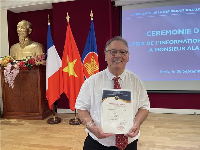 Historian Alain Ruscio with his consolation prize. VNA Photo: Thu Hà