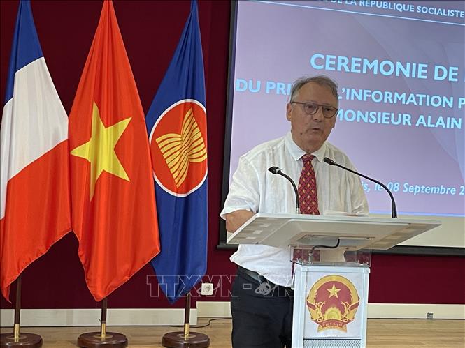 Historian Alain Ruscio speaks at the event. VNA Photo: Thu Hà