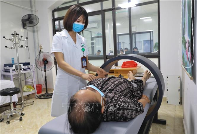 Trong ảnh: Khám chữa bệnh tại Khoa Vật lý trị liệu, phục hồi chức năng, Bệnh viện Đa khoa Sông Thương (Bắc Giang). Ảnh: Danh Lam-TTXVN