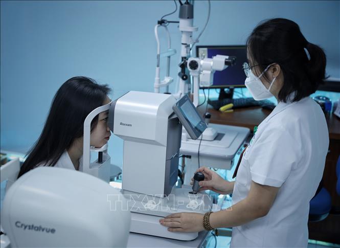Trong ảnh: Khám chữa bệnh tại Khoa Mắt, Bệnh viện Đa khoa Sông Thương (Bắc Giang). Ảnh: Danh Lam-TTXVN