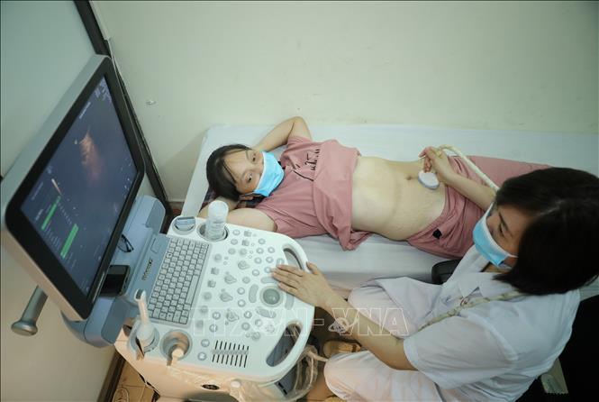 Trong ảnh: Khám chữa bệnh bằng phương pháp siêu âm tại Bệnh viện Đa khoa Sông Thương (Bắc Giang). Ảnh: Danh Lam-TTXVN