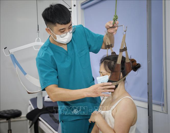 Trong ảnh: Khám chữa bệnh tại Khoa Vật lý trị liệu, phục hồi chức năng, Bệnh viện Đa khoa Sông Thương (Bắc Giang). Ảnh: Danh Lam-TTXVN