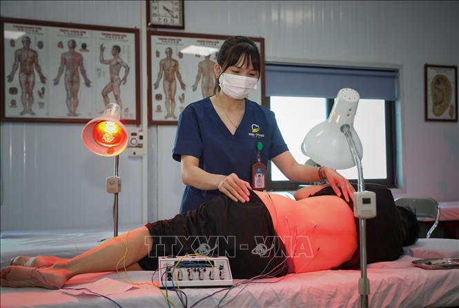 Trong ảnh: Khám chữa bệnh tại Khoa Vật lý trị liệu, phục hồi chức năng, Bệnh viện Đa khoa Sông Thương (Bắc Giang). Ảnh: Danh Lam-TTXVN