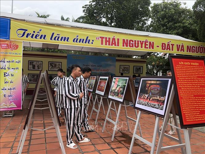 Trong ảnh: Thái Nguyên tổ chức Triển lãm ảnh “Thái Nguyên – đất và người” tại Trại giam Phú Sơn 4. Ảnh: Thu Hằng-TTXVN