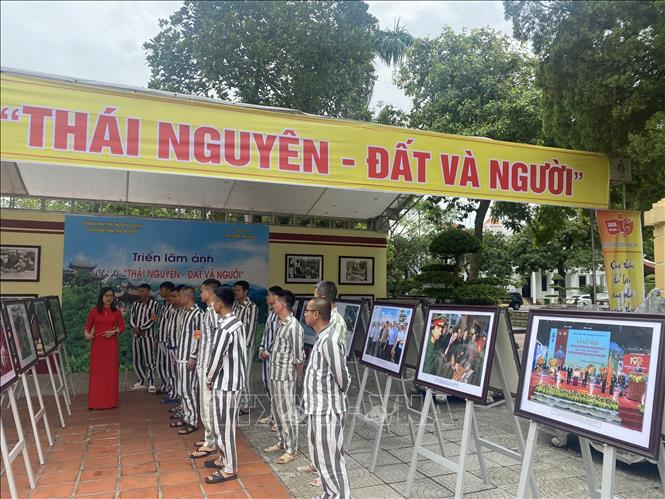 Trong ảnh: Thái Nguyên tổ chức Triển lãm ảnh “Thái Nguyên – đất và người” tại Trại giam Phú Sơn 4. Ảnh: Thu Hằng-TTXVN