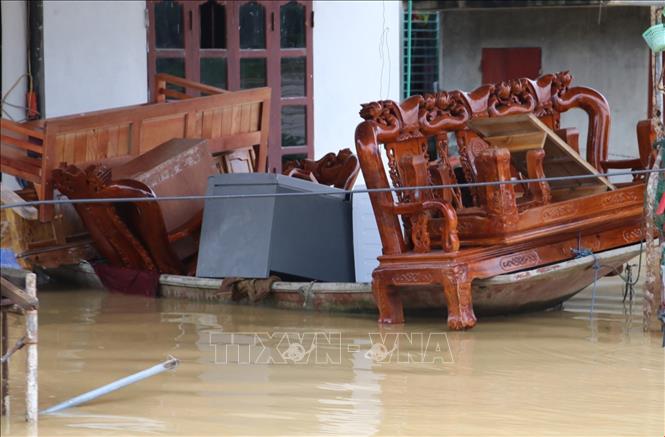 Người dân tại thôn Kênh Gà, xã Gia Thịnh, huyện Gia Viễn phải tìm mọi cách để kê cao đồ đạc. Ảnh: Đức Phương - TTXVN