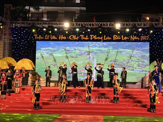 Biểu diễn văn nghệ tại Tuần lễ Văn hóa - Chợ tình phong lưu Bảo Lạc, tỉnh Cao Bằng. Ảnh: Chu Hiệu-TTXVN