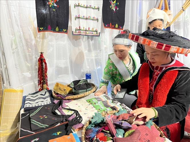 Giới thiệu các nét văn hoá đặc sắc của dân tộc Tày, Mông tại các gian hàng. Ảnh: Chu Hiệu-TTXVN