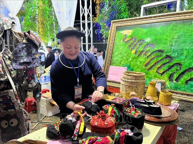 Giới thiệu các nét văn hoá đặc sắc của dân tộc Tày, Mông tại các gian hàng. Ảnh: Chu Hiệu-TTXVN
