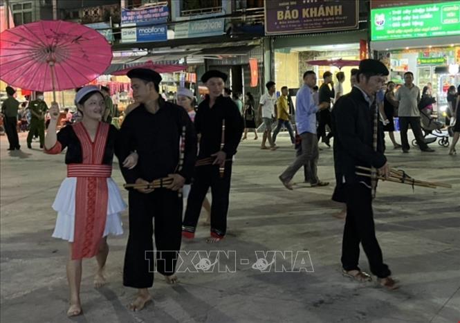 Tái hiện không gian văn hoá dân tộc Mông, Sán Chỉ tại Tuần văn hoá-Chợ tình phong lưu Bảo Lạc năm 2022. Ảnh: Chu Hiệu-TTXVN