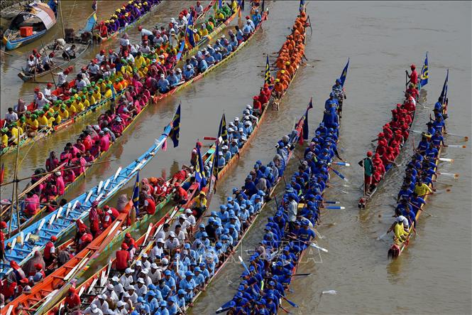 Trong ảnh: (tư liệu) Lễ hội đua thuyền rồng trên sông Tonle Sap ở Phnom Penh, Campuchia,ngày 12/11/2019. Ảnh: AFP/TTXVN