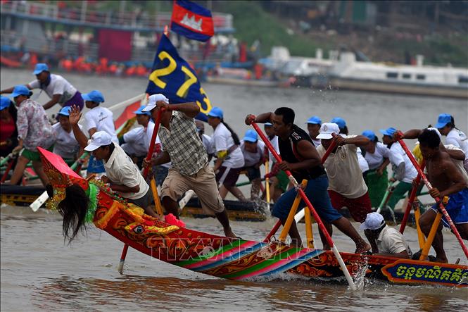 Trong ảnh: (tư liệu) Lễ hội đua thuyền rồng trên sông Tonle Sap ở Phnom Penh, Campuchia,ngày 12/11/2019. Ảnh: AFP/TTXVN