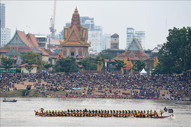 Trong ảnh: (tư liệu) Lễ hội đua thuyền rồng trên sông Tonle Sap ở Phnom Penh, Campuchia,ngày 12/11/2019. Ảnh: AFP/TTXVN