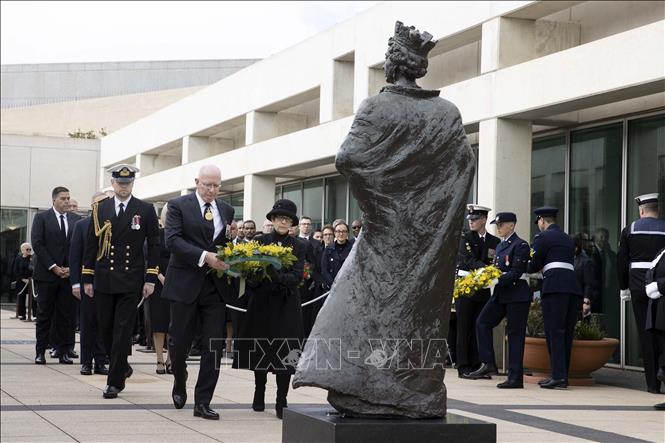 Trong ảnh: Toàn quyền Australia David Hurley (giữa-trái) đặt hoa  tưởng niệm Nữ hoàng Elizabeth II tại Tòa nhà Quốc hội Australia ở Canberra,  Australia, ngày 10/9/2022. Ảnh: AFP/TTXVN