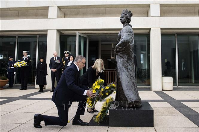 Trong ảnh: Thủ tướng Australia Anthony Albanese (trái) đặt hoa  tưởng niệm Nữ hoàng Elizabeth II tại Tòa nhà Quốc hội Australia ở Canberra,  Australia, ngày 10/9/2022. Ảnh: AFP/TTXVN