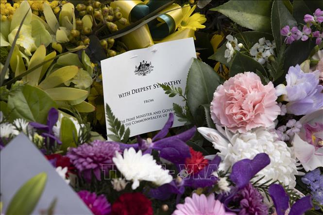 Trong ảnh: Đặt hoa  tưởng niệm Nữ hoàng Elizabeth II tại Tòa nhà Quốc hội Australia ở Canberra, ngày 10/9/2022. Ảnh: AFP/TTXVN