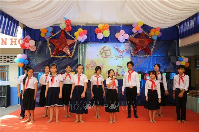 Các em học sinh Trường Tiểu học Hữu nghị Khmer-Việt Nam Tân Tiến Phnom Penh biểu diễn văn nghệ.  Ảnh: TTXVN