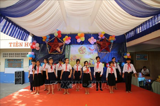 Các em học sinh Trường Tiểu học Hữu nghị Khmer-Việt Nam Tân Tiến Phnom Penh biểu diễn văn nghệ.  Ảnh: TTXVN