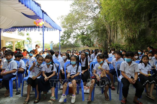 Các em học sinh Trường Tiểu học Hữu nghị Khmer-Việt Nam Tân Tiến Phnom Penh.  Ảnh: TTXVN