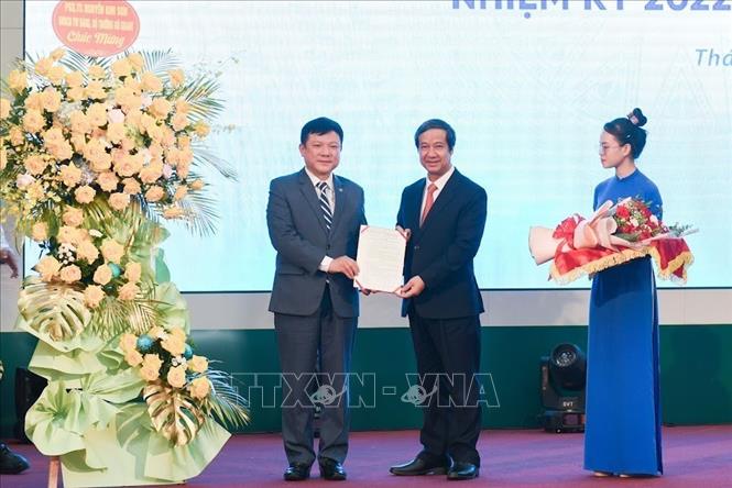 Bộ trưởng Bộ Giáo dục và Đào tạo Nguyễn Kim Sơn trao Quyết định công nhận Giám đốc Đại học Thái Nguyên nhiệm kỳ 2022-2027 cho PGS.TS Hoàng Văn Hùng. Ảnh: Thu Hằng-TTXVN