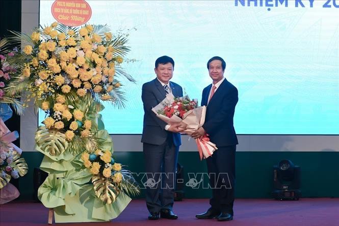 Bộ trưởng Bộ Giáo dục và Đào tạo Nguyễn Kim Sơn tặng hoa chúc mừng PGS.TS Hoàng Văn Hùng, tân Giám đốc Đại học Thái Nguyên nhiệm kỳ 2022-2027. Ảnh: Thu Hằng-TTXVN