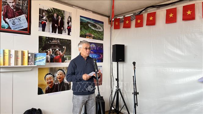 Member of the French Communist Party's Central Committee Denis Rondepierre speaks at the festival. VNA Photo