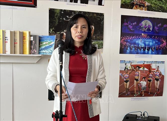 The Nhan Dan Newspaper's representative Nguyen Thi Thu Ha speaks at the festival. VNA Photo