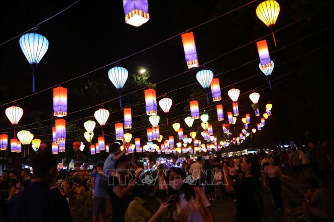 Lanterns light up the Dong Kinh Nghia Thuc Square. VNA Photo: Văn Điệp 