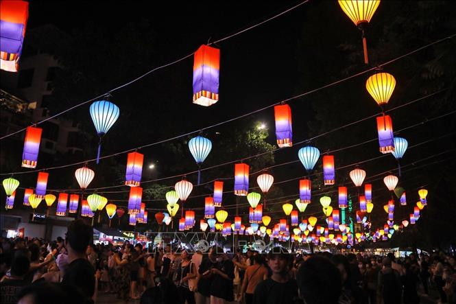 Lanterns light up the Dong Kinh Nghia Thuc Square. VNA Photo: Văn Điệp 