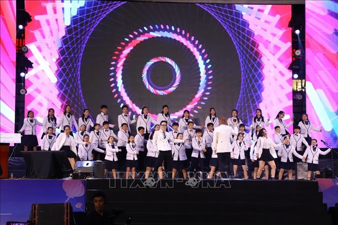 A chorus of Vietnamese and RoK children at the festival. VNA Photo: Văn Điệp