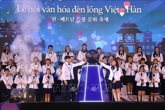 The Vietnam-Korea Lantern Cultural Festival kicks off. VNA Photo: Văn Điệp 
