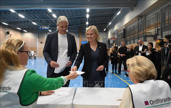Trong ảnh: Thủ tướng Thụy Điển Magdalena Andersson (giữa, phải) tại điểm bầu cử Quốc hội gần Stockholm ngày 11/9/2022. Ảnh: AFP/TTXVN
