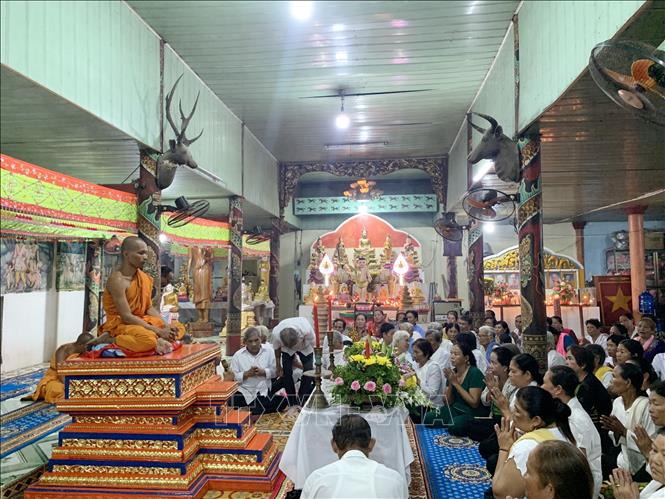 Đồng bào Phật tử tề tựu nghe sư thuyết pháp hàng đêm tại chùa vào mùa lễ Sene Đônta. Ảnh: Chanh Đa-TTXVN
