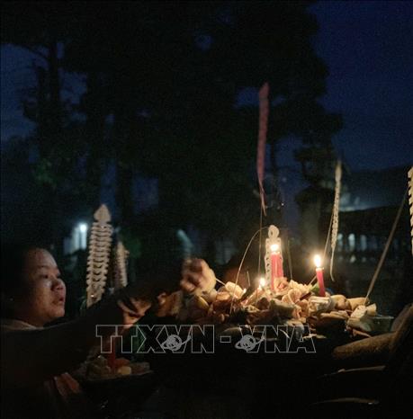 Các vật phẩm được đồng bào Khmer chuẩn bị chu đáo công phu. Ảnh: Chanh Đa-TTXVN