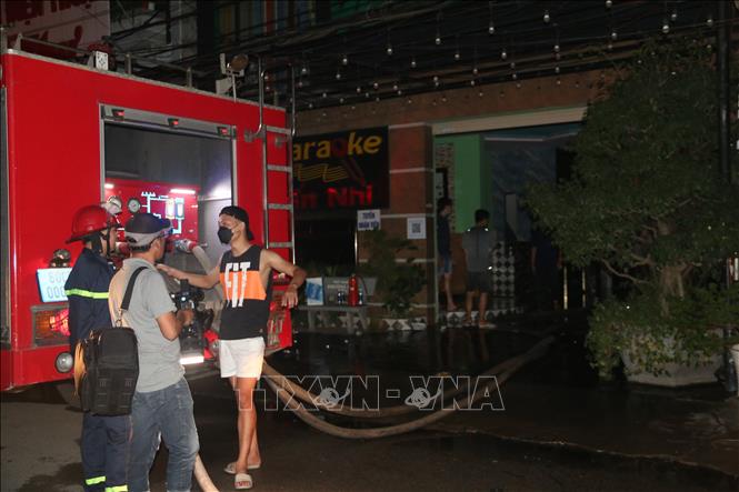 Trong ảnh: Lực lượng PCCC chữa cháy quán karaoke Yến Nhi. Ảnh: Công Phong - TTXVN