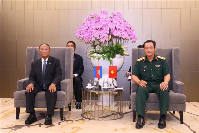 Chủ tịch Quốc hội Campuchia Samdech Heng Samrin và Thượng tướng Vũ Hải Sản, Thứ trưởng Bộ Quốc phòng. Ảnh: Văn Điệp - TTXVN