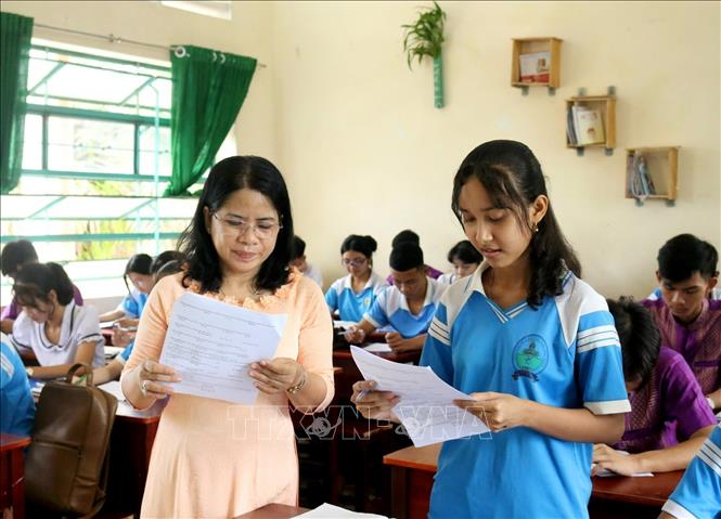 Trong ảnh: Cô và trò Trường Phổ Trường Dân tộc nội trú Trung học phổ thông Kiên Giang. Ảnh: Hồng Đạt - TTXVN
