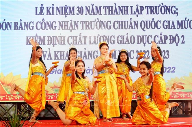 Trong ảnh: Các em học sinh Trường Phổ Trường Dân tộc nội trú Trung học phổ thông Kiên Giang biểu diễn văn nghệ chào mừng 30 năm thành lập trường. Ảnh: TTXVN phát
