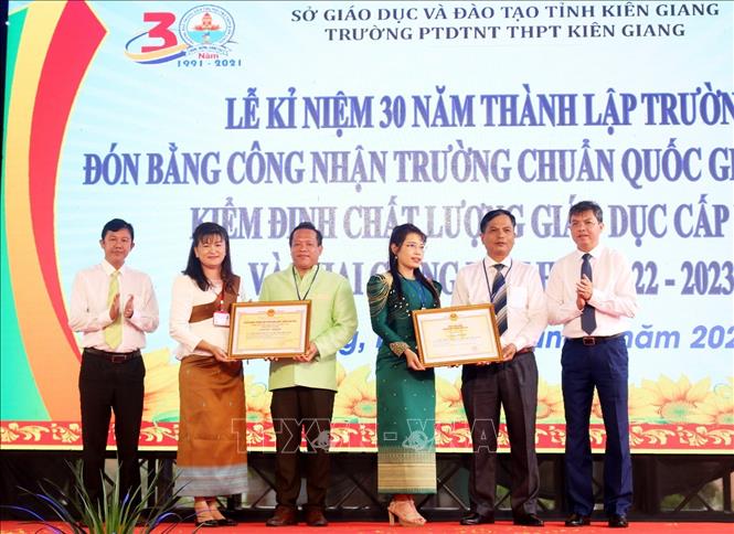 Trong ảnh: Trường Phổ Trường Dân tộc nội trú Trung học phổ thông Kiên Giang đón nhận Bằng công nhận trường đạt chuẩn quốc gia mức độ I và Giấy chứng nhận đạt kiểm định chất lượng giáo dục cấp độ II. Ảnh: TTXVN phát
