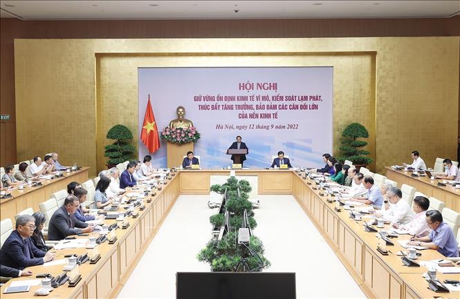Việt Nam hiện nay đang trong quá trình duy trì và phát triển nền kinh tế ổn định, mở rộng đầu tư và hợp tác với các đối tác quốc tế. Điều này tạo ra nhiều cơ hội cho các doanh nghiệp và những người lao động, đồng thời cùng mang lại sự phát triển cho đất nước. Hãy xem ảnh để hiểu rõ hơn về tình hình kinh tế Việt Nam.