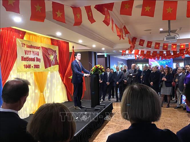 Trong ảnh: Bộ trưởng hỗ trợ đối ngoại Tim Watts, Bộ Ngoại giao và Thương mại Australia, phát biểu tại Lễ kỷ niệm. Ảnh: Nguyễn Minh - PV TTXVN tại Australia