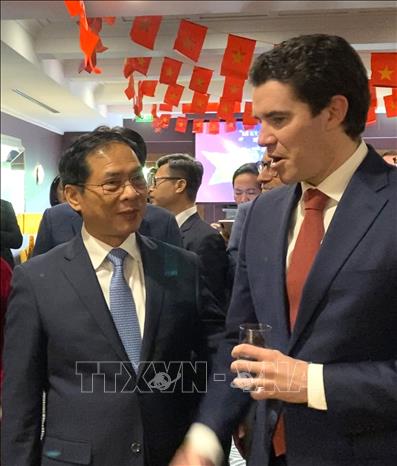 Trong ảnh: Bộ trưởng Bùi Thanh Sơn trò chuyện với Bộ trưởng Tim Watts. Ảnh: Nguyễn Minh - PV TTXVN tại Australia